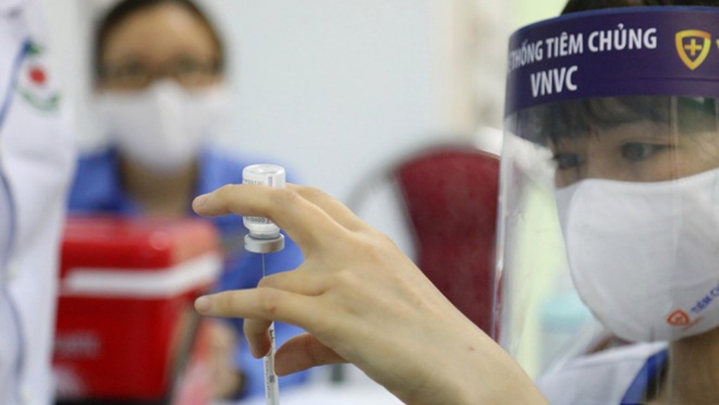 Plus de 5 100 milliards de dongs versés au Fonds de vaccins anti-COVID-19